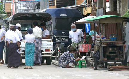 ဥပဒေနှင့်အညီ ဆောင်ရွက်ခြင်းမရှိသည့် ကြိုတင်ဆန္ဒမဲများ ကောက်ယူနေသည့်ပုံ